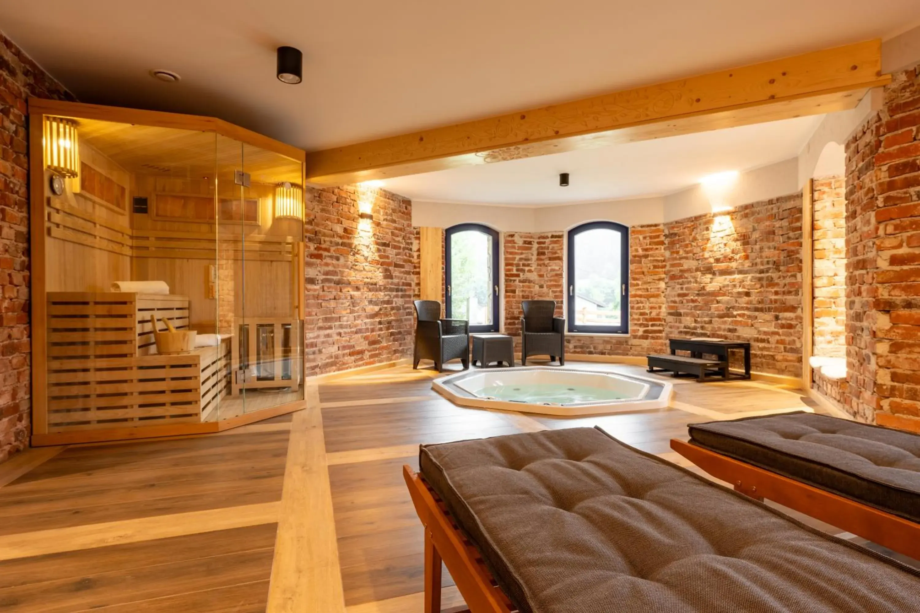 Strefa wellness z sauną, wanną z hydromasażem i leżankami