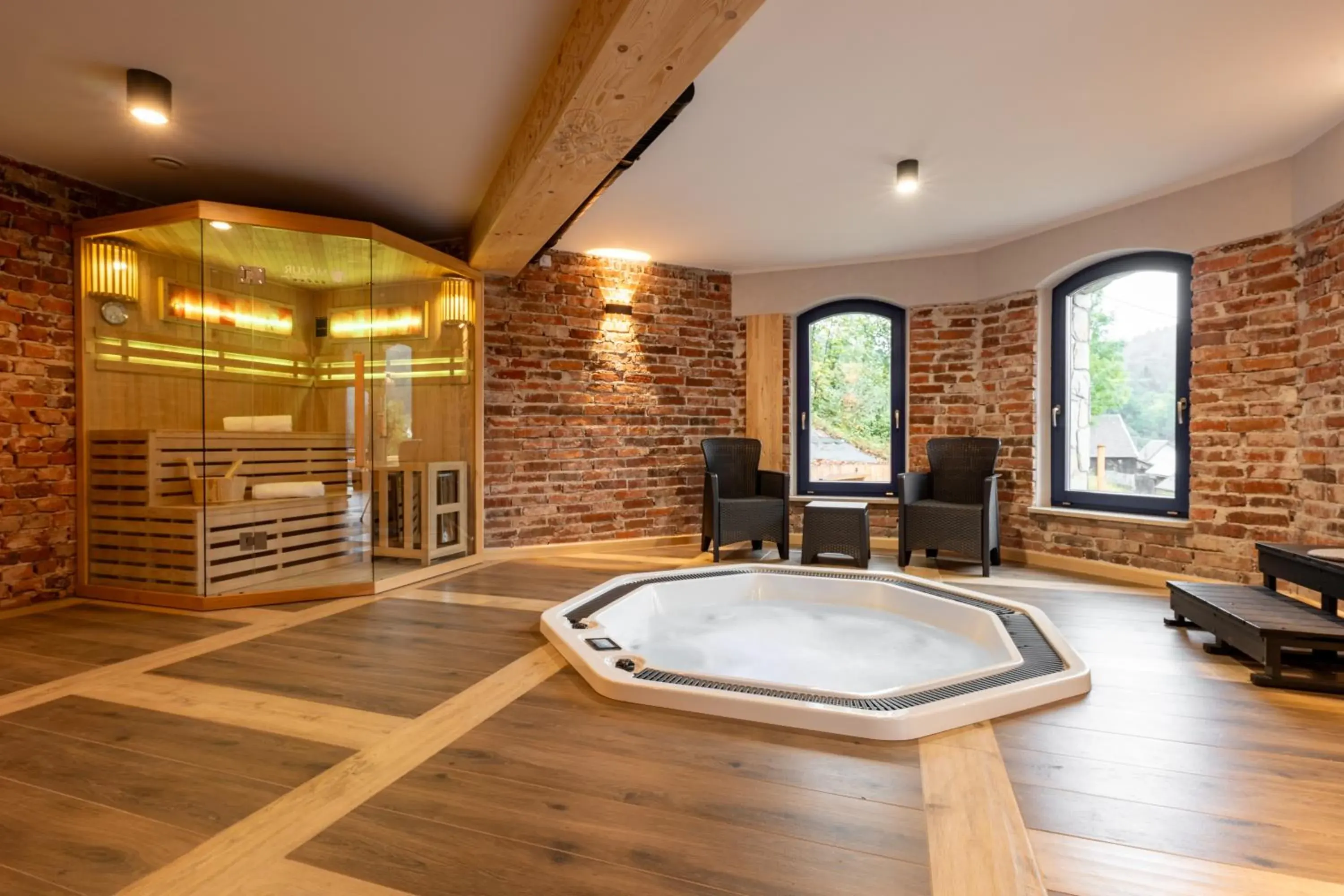 Sauna i wanna z hydromasażem przy łukowych oknach