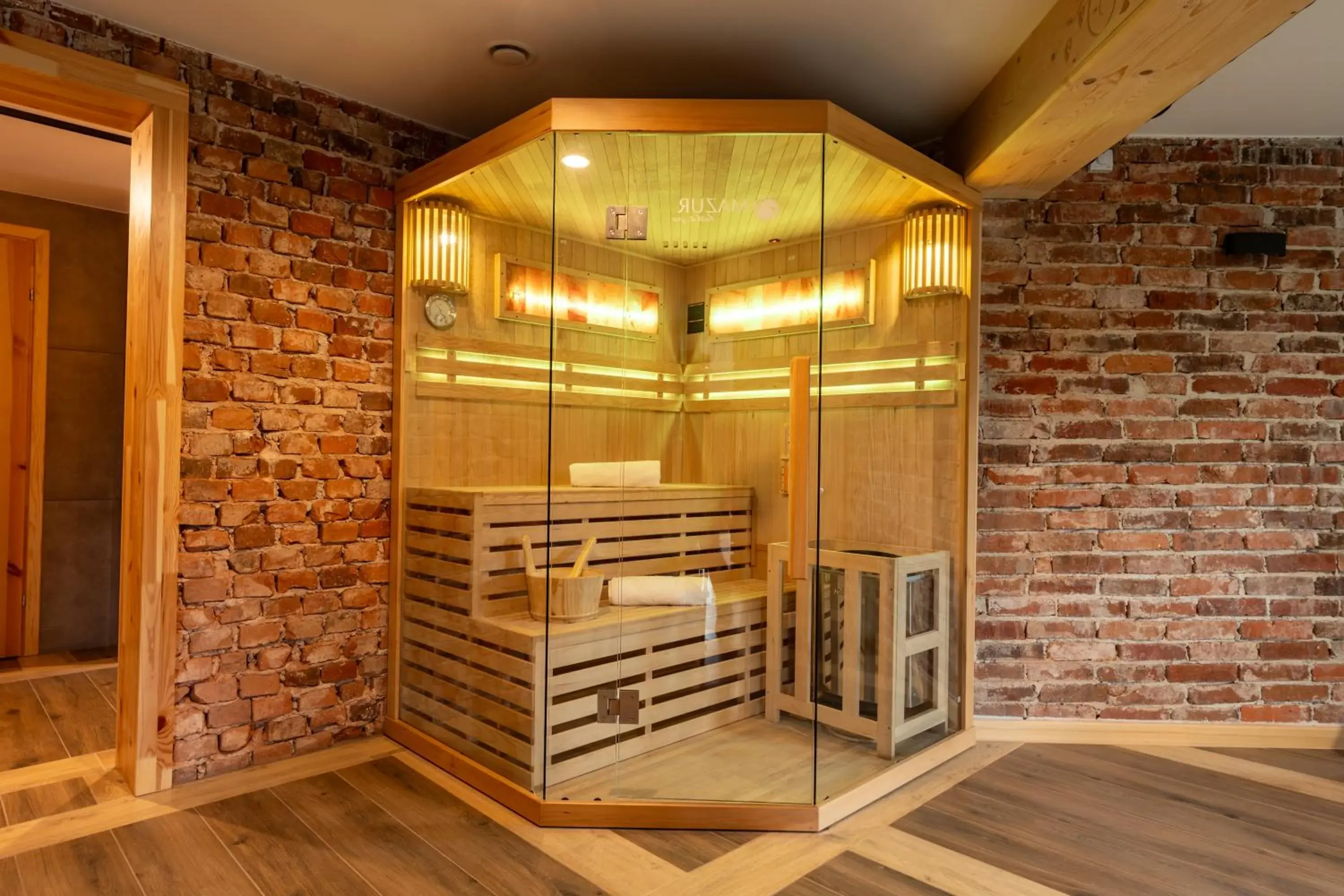 Narożna sauna w ceglanej sali